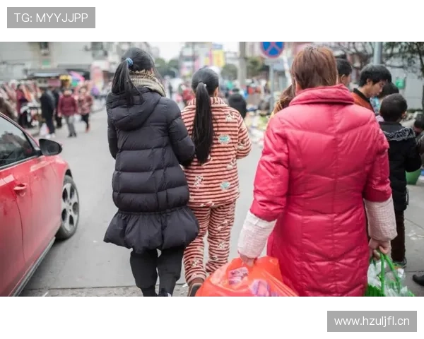 吴柳芳退役后开豪车逛超市，穿睡衣买菜像去走红毯