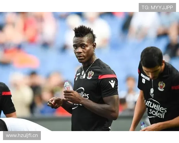 就想说，马里奥·巴洛特利晒早餐照，那背景比我一个月房租还贵，活得也太随性了吧