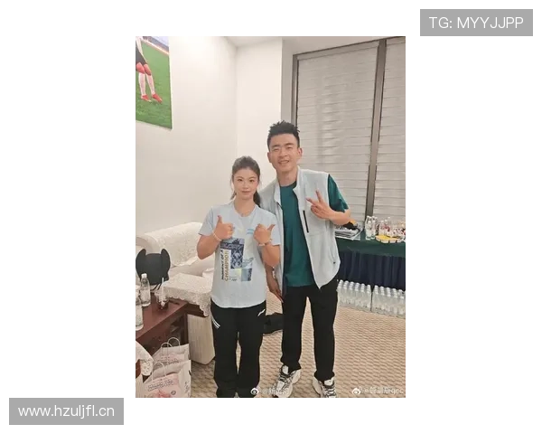 管晨辰比赛完穿拖鞋拎名牌行李进那栋刷脸入户的公寓，门口保姆和司机排着队等他